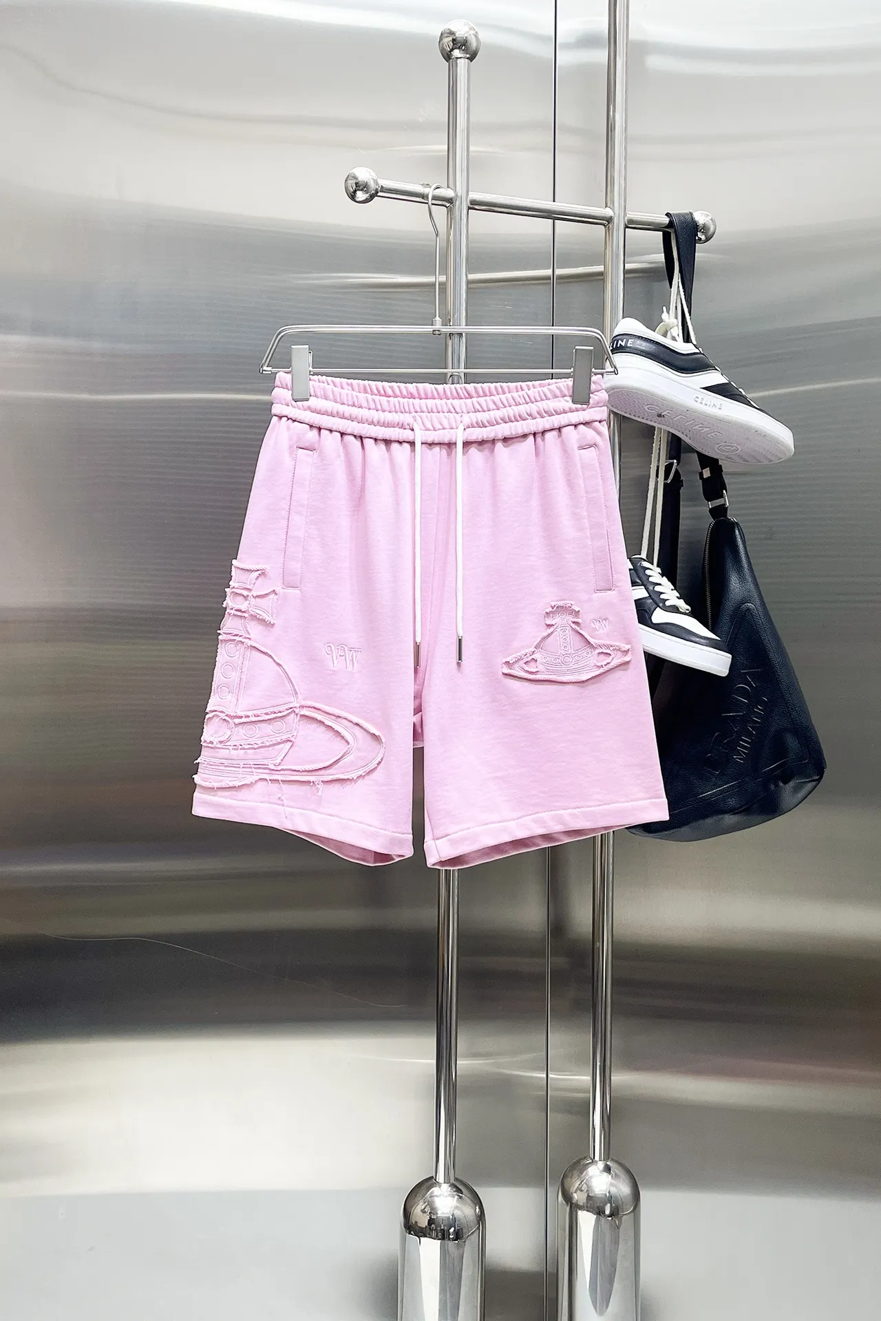 The Queen Mother's three-standard complete 2026 summer New Arrival men's casual shorts, advanced custom-made fabric Breathable fabric, Breathable elasticity and comfort, impeccable details, top-grade accessories, original logo design concept, delicate and soft feel! The upper body fit is awesome! Size: M-XXXL Please state your height and weight when ordering